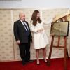 Kate Middleton inaugura placa no set de filmagens da série 'Downton Abbey', em Londres