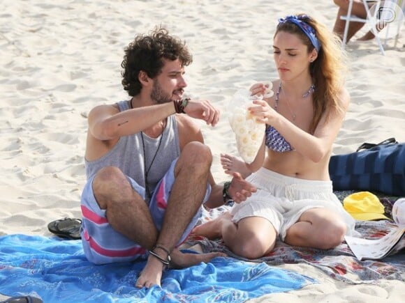 Júlia (Isabelle Drummond) e Pedro (Jayme Matarazzo) vivem um romance proibido na novela 'Sete Vidas'