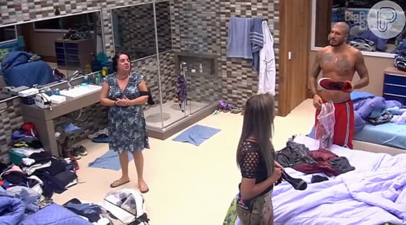 Andressa conversa com Mariza e Fernando no Quarto Azul