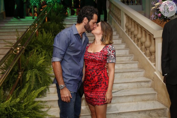Mouhamed Harfouch beija a mulher na festa de aniversário da promoter Carol Sampaio nesta sexta-feira, 13 de março de 2015