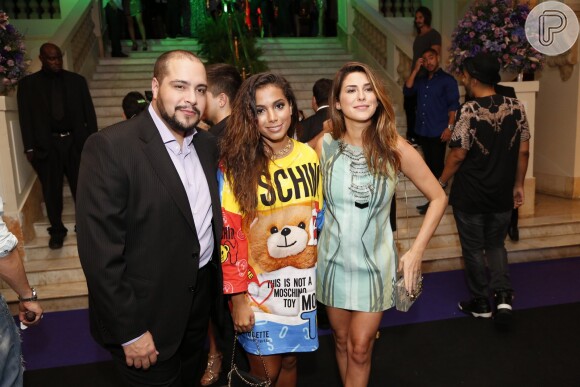 Anitta posa entre Tiago Abravanel e Fernanda Paes Leme em festa de aniversário