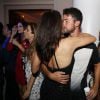 Juliana Paes trocou beijos com o marido, Carlos Eduardo Baptista, na festa de aniversário da promoter Carol Sampaio