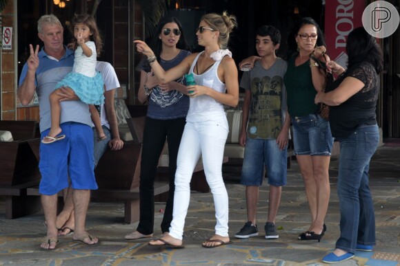 Sofia, filha de Grazi Massafera e Cauã Reymond, acena para fotógrafo ao deixar churrascaria com a mãe e família