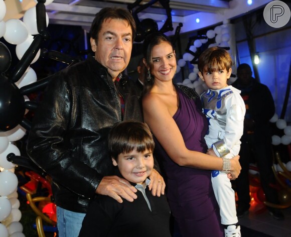Fausto Silva está casado com a jornalista Luciana Cardoso, com quem teve dois filhos, João Guilherme e Rodrigo
