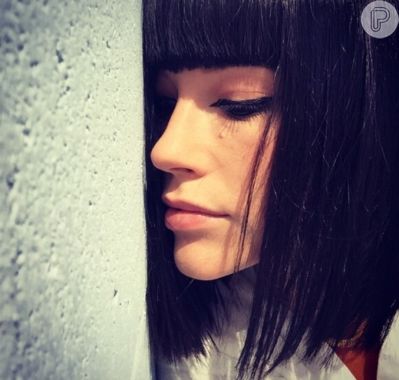 Juliana Didone com uma peruca com corte chanel para gravar a novela 'Os Dez Mandamentos'