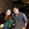 Bruno Gissoni tira selfie com fã ao chegar para assistir ao primeiro capítulo da novela 'Babilônia', no Rio