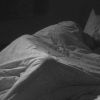 Amanda dorme com Fernando sob o edredom