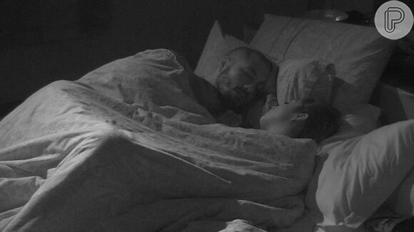 Amanda dorme com Fernando sob o edredom