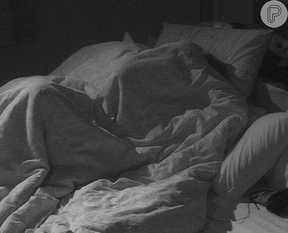 Amanda e Fernando dormem sob o edredom
