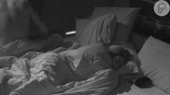 Fernando levanta da cama e deixa Amanda sozinha