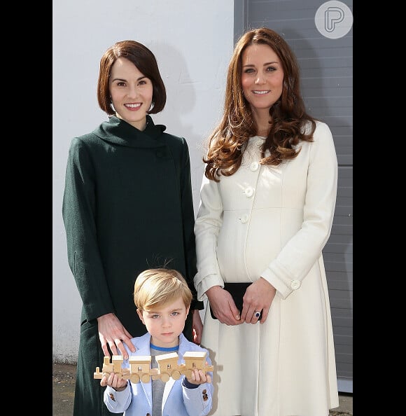 Kate Middleton posa com o elenco de 'Downton Abbey'