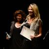 Luana Piovani recebeu seu troféu da Associação Paulista dos Críticos de Arte, por Melhor Espetáculo com Música para Crianças