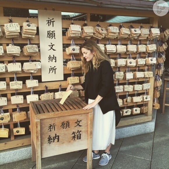 Drew Barrymore viaja para o Japão e compartilha momentos com os fãs no Instagram