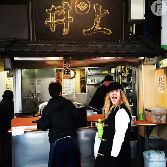 Drew Barrymore visita restaurantes japones em tour gastronômico pelo país