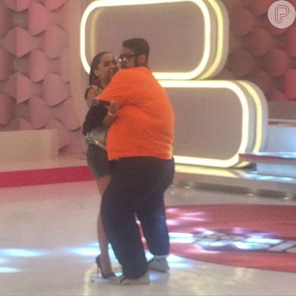Anitta e Lucas Lucco dançaram a música 'Gordinho Gostoso' no programa do SBT