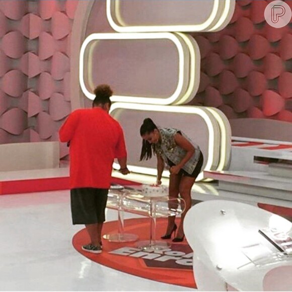 Anitta se diverte durante gravações com Gominho