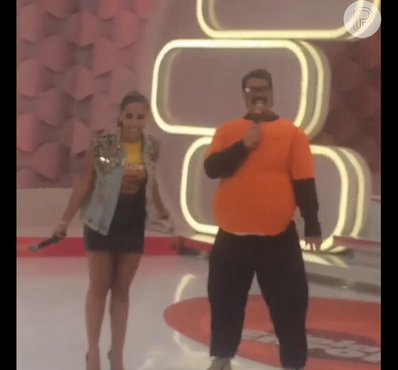 Anitta e Lucas Lucco se divertem durante gravação do Programa da Eliana, do SBT