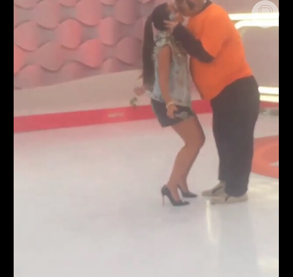 Anitta ganha beijo de Lucas Lucco no nariz em gravação do Programa da Eliana, nesta quarta-feira, 18 de março de 2015