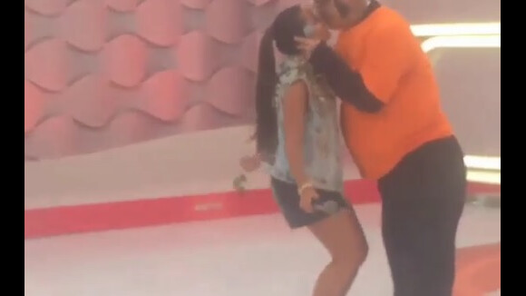 Anitta ganha beijo de Lucas Lucco no nariz em gravação do Programa da Eliana