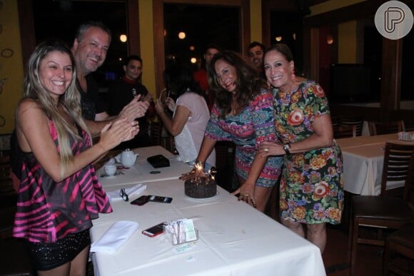 Susana Gonçalves posa com Susana Vieira antes de apagar as velas do seu bolo de aniversário