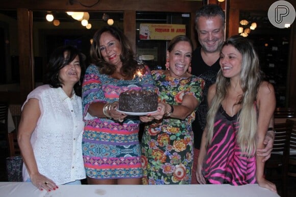 Susana Vieira posa com os convidados no aniversário da irmã Susana Gonçalves no Rio de Janeiro