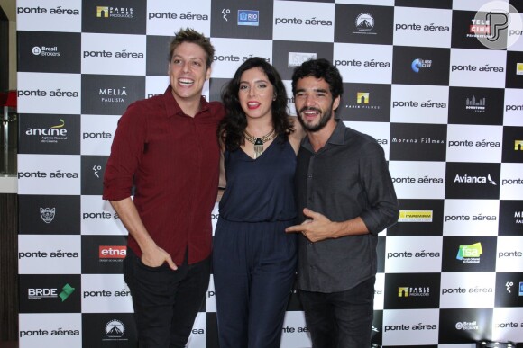 Caio Blat posa ao lado do comediante Fábio Porchat e da diretora Júlia Rezende