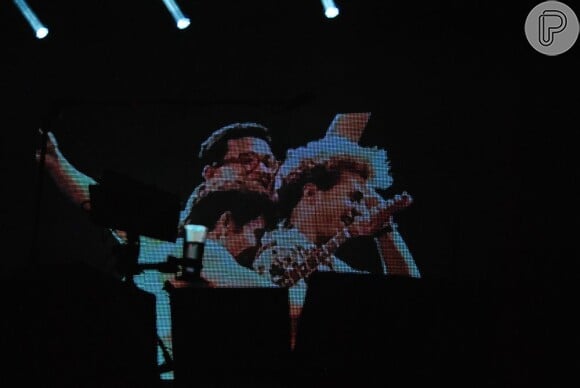 Durante os show da turnê especial de 30 anos, várias fotos históricas desde o início do grupo são exibidas em um telão ao fundo do palco