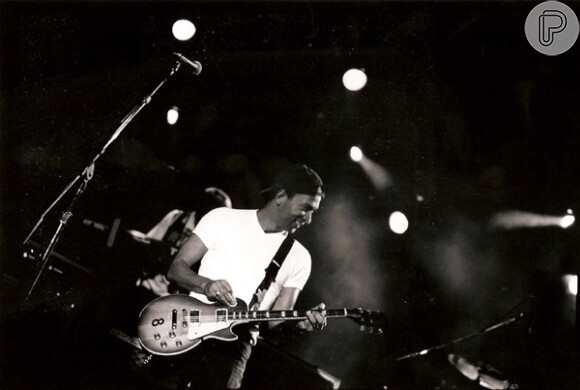 No início da carreira, Hebert Vianna só tocava guitarra e a voz ficava por conta de Ronel e Naldo, que se desligaram da banda em 1982
