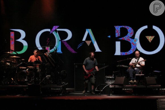A banda Os Paralamas do Sucesso é composta por Herbert Vianna na guitarra e no vocal, Bi Ribeiro no baixo, e João Barone na bateria