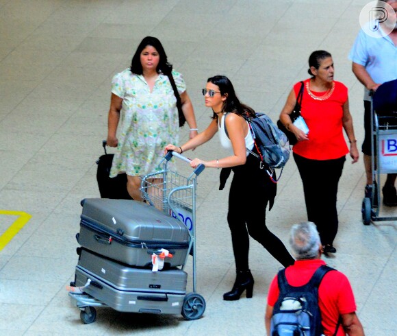 Bruna Marquezine escolheu a mesma mochila quando embarcou no Rio, no início deste ano