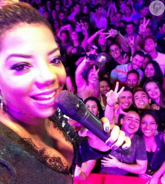 Ludmilla tirou selfie com fãs no show realizado em Fortaleza, no Ceará