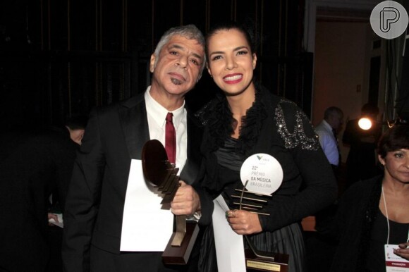 Ao lado de Vanessa da Mata, ele posou para fotos no 22º Prêmio da Música Brasileira, no Theatro Municipal, em julho de 2012