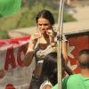 Bruna Marquezine se delicia com uma coxinha de frango assada na gravação do 'churrasquinho na laje' da novela 'Salve Jorge', nesta quinta-feira, 2 de maio de 2013
