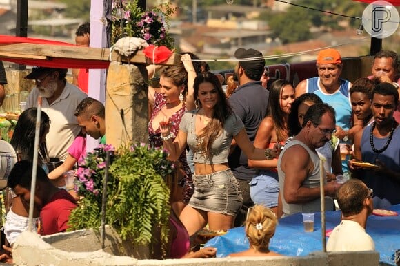 Bruna Marquezine mostra o samba no pé durante a gravação do 'churrasquinho na laje' na novela 'Salve Jorge'