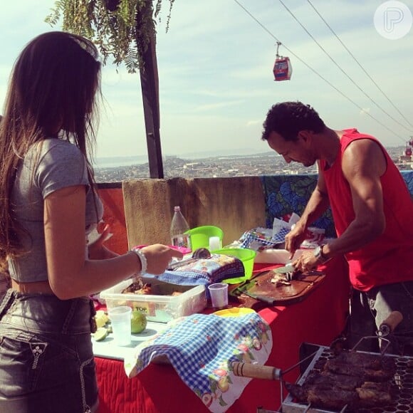 Bruna Marquezine também publicou uma imagem do churrasco na sua página do Instagram