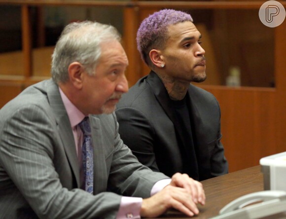 Antes de saber a sentença da Justiça, Chris Brown pediu força no Twitter: 'Se Deus quiser esse é meu último dia no tribunal... Rezem por mim'