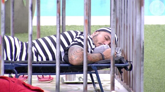 Cansado da festa cartoon e da prova do Anjo, Fernando tirou uma soneca dentro da cela
