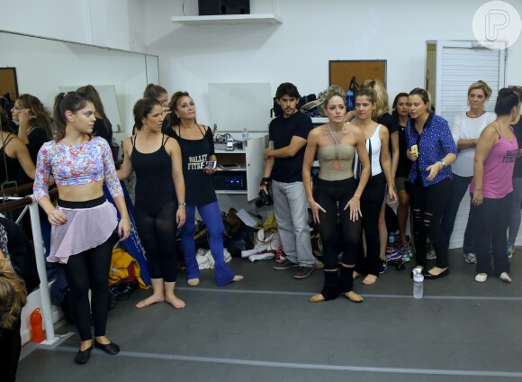 Grazi Massafera e Taís Araújo exibem elasticidade e boa forma em aula de ballet fitness, neste sábado, 21 de março de 2015