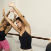 Grazi Massafera e Taís Araújo exibem elasticidade e boa forma em aula de ballet fitness, neste sábado, 21 de março de 2015