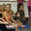 Flávia Alessandra também esteve na aula de ballet fitness e contou com a companhia das filhas, Olivia e Giulia