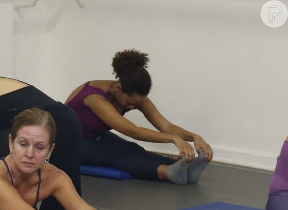 Taís Araújo se exercita em aula de ballet fitness