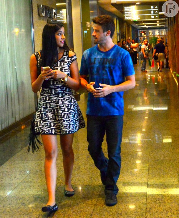 Rafael e Talita, do 'BBB15', são clicados juntos em shopping do Rio: 'Cineminha', neste sábado, 21 de março de 2015