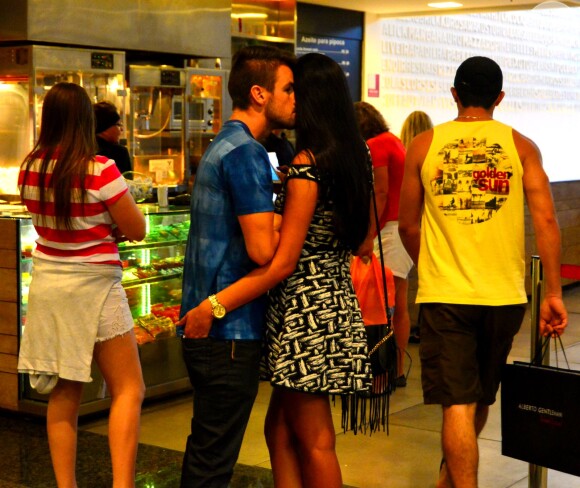 Rafael e Talita, do 'BBB15', trocam beijos em um shopping do Rio