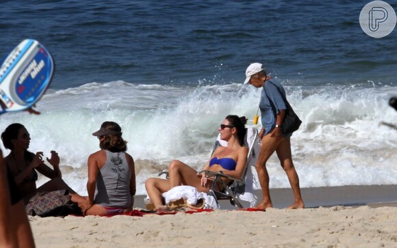 Glenda Koslowski curte dia de sol na praia de Ipanema, no Rio, em 3 de maio de 2013