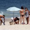 Glenda Koslowski curte dia de sol na praia de Ipanema, no Rio, em 3 de maio de 2013