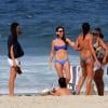 Glenda Koslowski se diverte com amigas na praia de Ipanema, no Rio