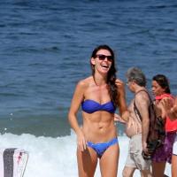 Glenda Kozlowski, de biquíni, exibe barriga sarada na praia de Ipanema, no Rio