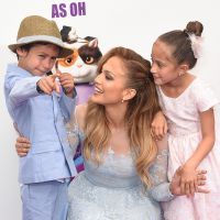 Ao lado dos filhos gêmeos, Jennifer Lopez encontra ex-namorado em première