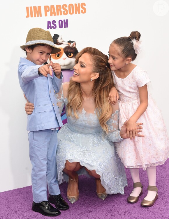 Jennifer Lopez prestigiou a première do filme 'Cada Um Na Sua Casa' ao lado dos filhos gêmeos no dia 22 de março de 2015