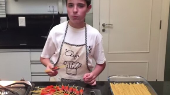 Filho de Gugu Liberato estreia canal de culinária na internet: 'Chef do futuro'